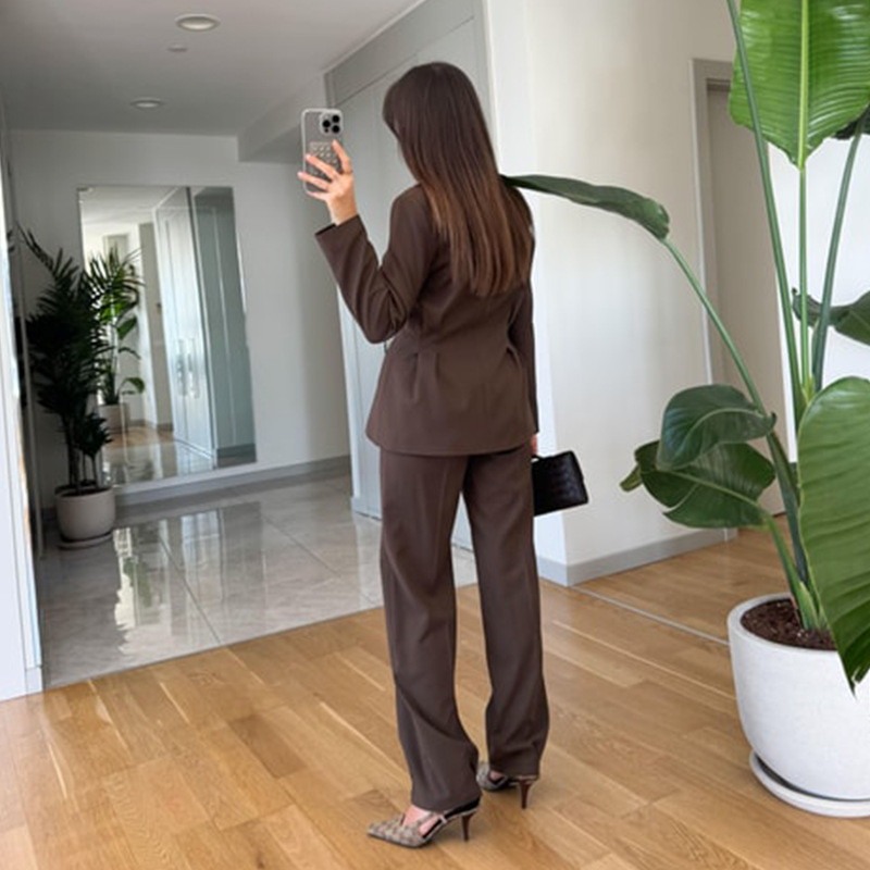 Costum de damă cu pantaloni; țesătură poliester-spandex; mâneci lungi; top cu decolteu în V și nasturi; pantaloni drepți; stil office; primăvara 2025.