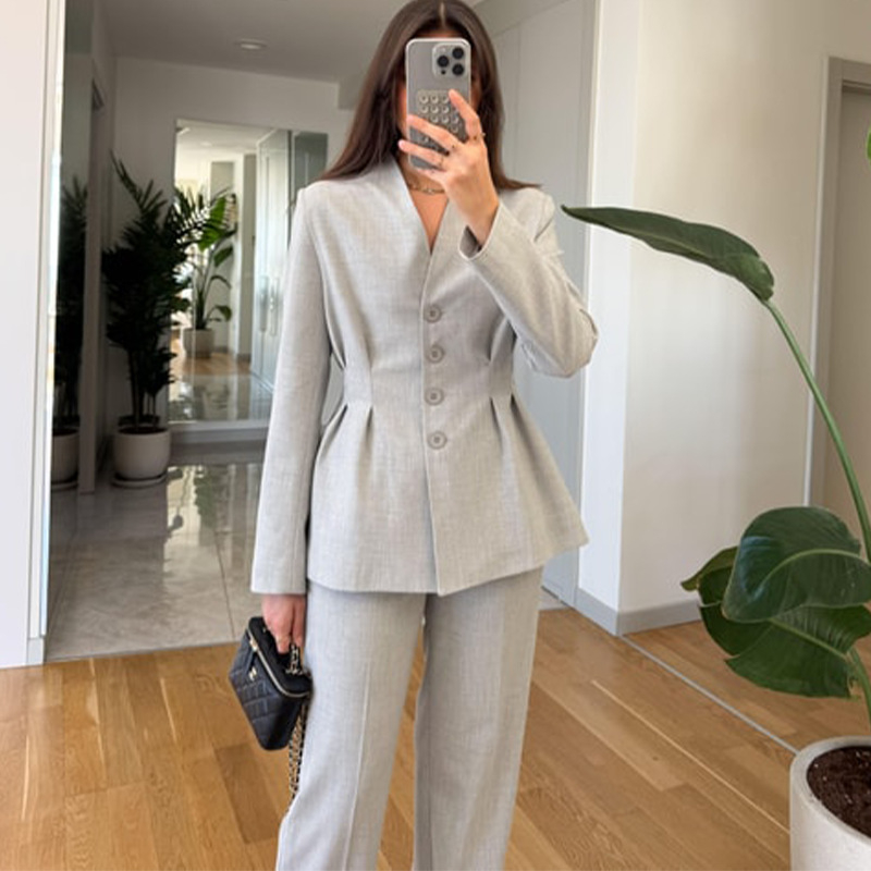 Costum de damă cu pantaloni; țesătură poliester-spandex; mâneci lungi; top cu decolteu în V și nasturi; pantaloni drepți; stil office; primăvara 2025.