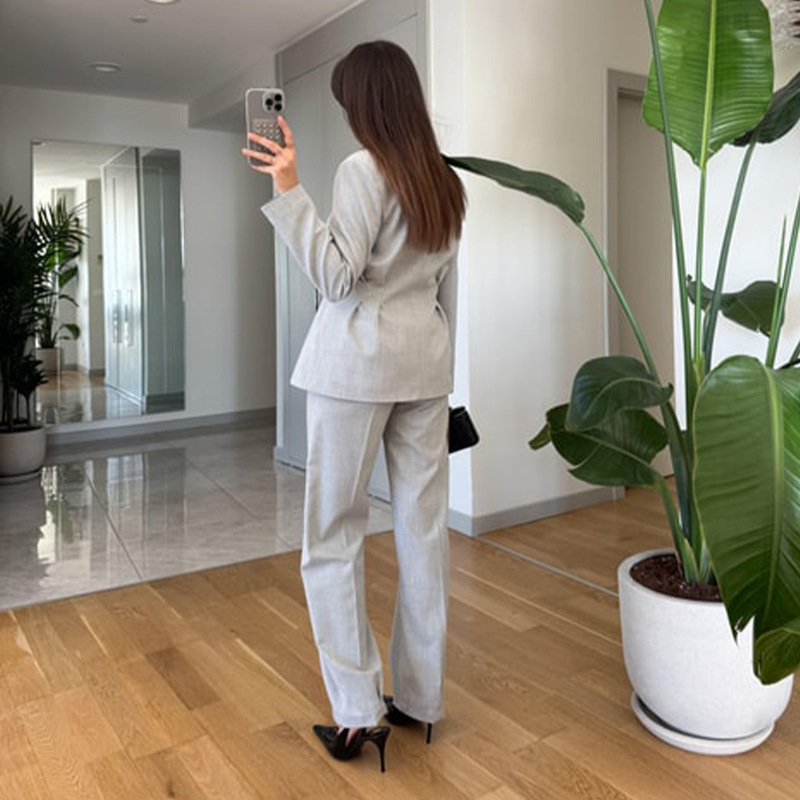 Costum de damă cu pantaloni; țesătură poliester-spandex; mâneci lungi; top cu decolteu în V și nasturi; pantaloni drepți; stil office; primăvara 2025.