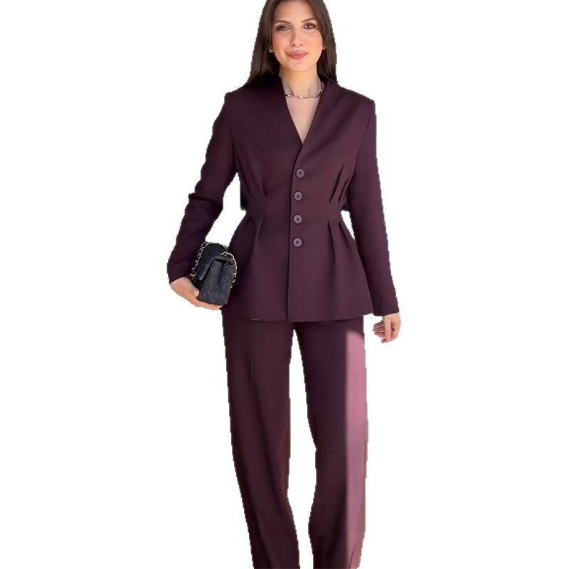 Costum de damă cu pantaloni; țesătură poliester-spandex; mâneci lungi; top cu decolteu în V și nasturi; pantaloni drepți; stil office; primăvara 2025.