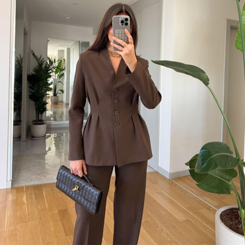 Costum de damă cu pantaloni; țesătură poliester-spandex; mâneci lungi; top cu decolteu în V și nasturi; pantaloni drepți; stil office; primăvara 2025.