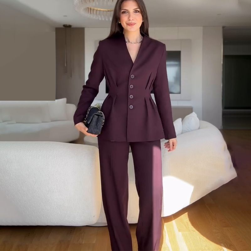 Costum de damă cu pantaloni; țesătură poliester-spandex; mâneci lungi; top cu decolteu în V și nasturi; pantaloni drepți; stil office; primăvara 2025.