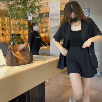 Set de vară pentru femei din două piese: sacou și pantaloni scurți, material chenille, stil japonez-coreean lejer, guler de blană, mâneci corn, lungimea mânecilor ¼