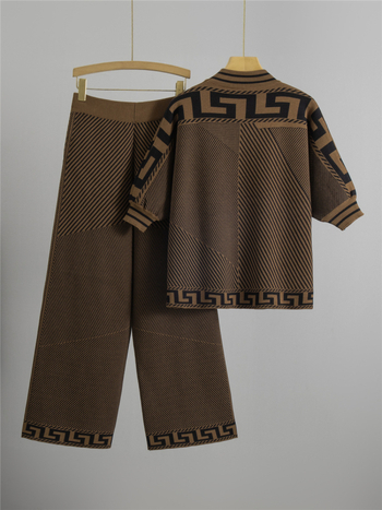 Ženski dvodijelni set: široke hlače s jacquard pletenim uzorkom, prugasto-karirani uzorak, viskoza-poliester smjesa, ljeto 2025, ležeran stil