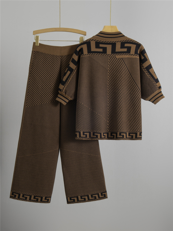 Ženski dvodijelni set: široke hlače s jacquard pletenim uzorkom, prugasto-karirani uzorak, viskoza-poliester smjesa, ljeto 2025, ležeran stil