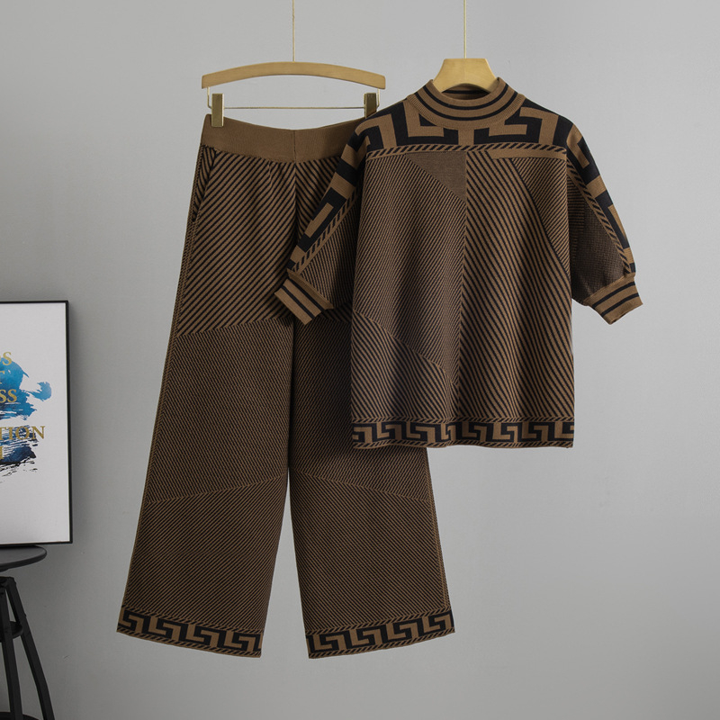Ženski dvodijelni set: široke hlače s jacquard pletenim uzorkom, prugasto-karirani uzorak, viskoza-poliester smjesa, ljeto 2025, ležeran stil