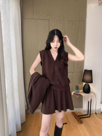 Costum din trei piese cu fustă – model cu peisaj urban – mâneci lungi – amestec viscoză și acetat – primăvara 2025