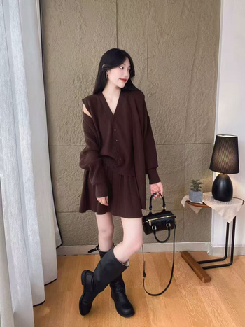 Costum din trei piese cu fustă – model cu peisaj urban – mâneci lungi – amestec viscoză și acetat – primăvara 2025