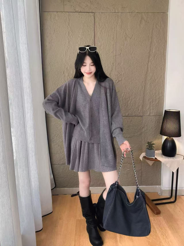 Costum din trei piese cu fustă – model cu peisaj urban – mâneci lungi – amestec viscoză și acetat – primăvara 2025