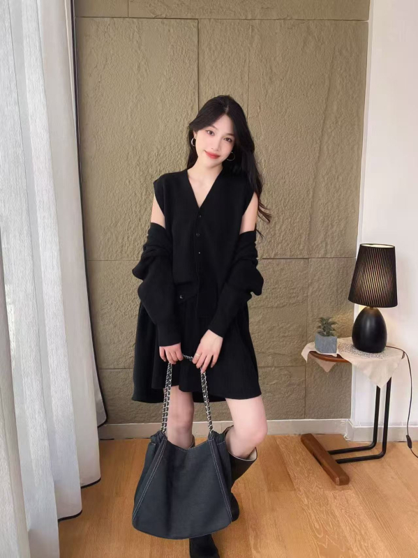 Costum din trei piese cu fustă – model cu peisaj urban – mâneci lungi – amestec viscoză și acetat – primăvara 2025