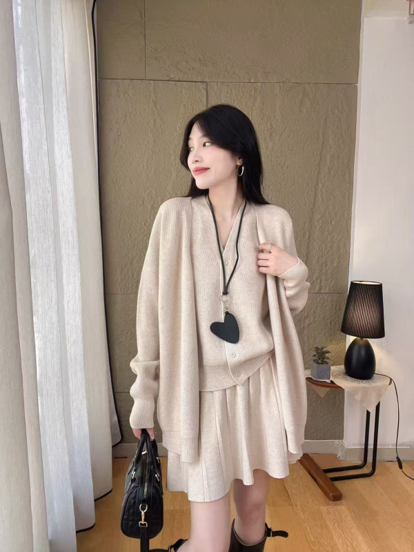 Costum din trei piese cu fustă – model cu peisaj urban – mâneci lungi – amestec viscoză și acetat – primăvara 2025