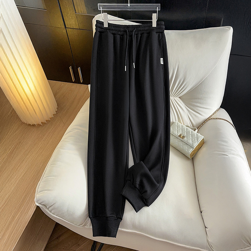 Pantaloni jogger pentru femei, croială lejeră, micro-elastici, poliester 80–90% conținut material, stil urban elegant