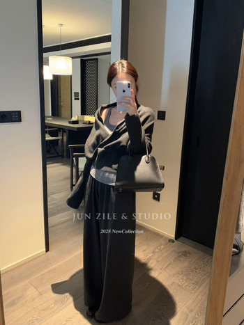 Set de tricot pentru femei, primăvară: pulover cu decolteu în V și insertii pentru bust, top camisole și pantaloni largi din tricot din poliester