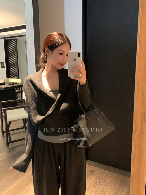 Set de tricot pentru femei, primăvară: pulover cu decolteu în V și insertii pentru bust, top camisole și pantaloni largi din tricot din poliester