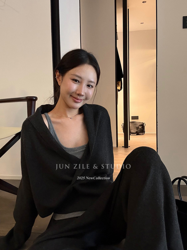 Set de tricot pentru femei, primăvară: pulover cu decolteu în V și insertii pentru bust, top camisole și pantaloni largi din tricot din poliester