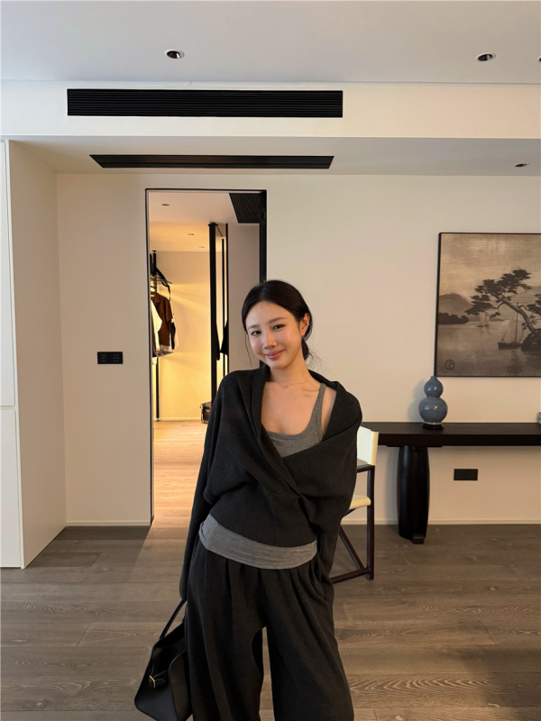 Set de tricot pentru femei, primăvară: pulover cu decolteu în V și insertii pentru bust, top camisole și pantaloni largi din tricot din poliester