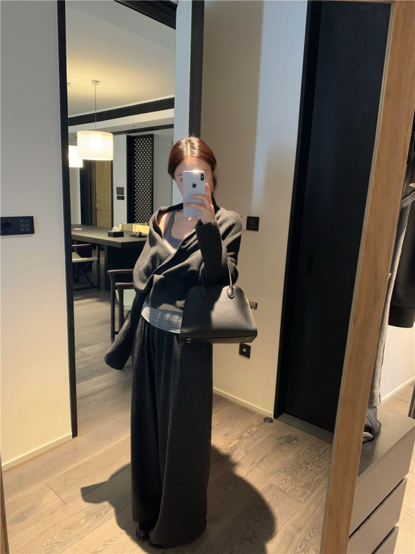 Set de tricot pentru femei, primăvară: pulover cu decolteu în V și insertii pentru bust, top camisole și pantaloni largi din tricot din poliester