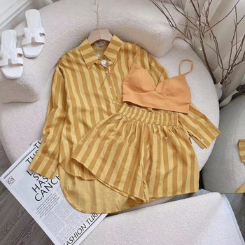 Set din două piese: cămașă în dungi cu mânecă lungă și pantaloni cu lungime 3/4, din poliester