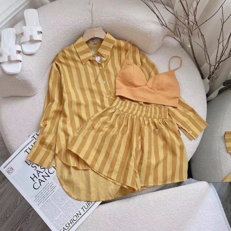 Set din două piese: cămașă în dungi cu mânecă lungă și pantaloni cu lungime 3/4, din poliester