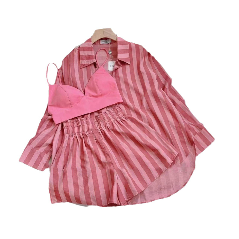 Set din două piese: cămașă în dungi cu mânecă lungă și pantaloni cu lungime 3/4, din poliester