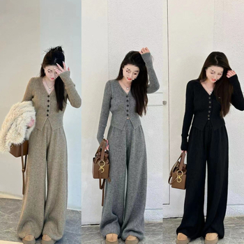 Set tricotat din două piese: cardigan decolat în V și pantaloni largi; lână de miel; mâneci lungi; stil Lolita; primăvara 2025