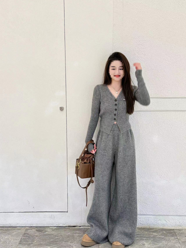 Set tricotat din două piese: cardigan decolat în V și pantaloni largi; lână de miel; mâneci lungi; stil Lolita; primăvara 2025