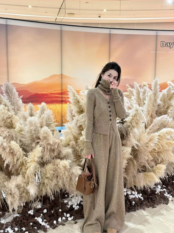 Set tricotat din două piese: cardigan decolat în V și pantaloni largi; lână de miel; mâneci lungi; stil Lolita; primăvara 2025