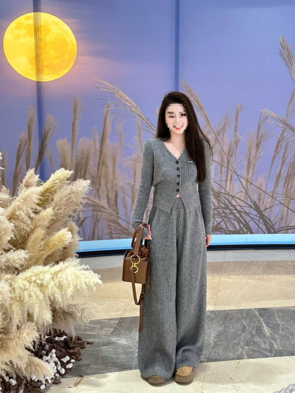 Set tricotat din două piese: cardigan decolat în V și pantaloni largi; lână de miel; mâneci lungi; stil Lolita; primăvara 2025