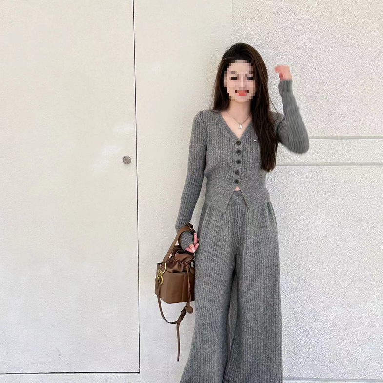 Set tricotat din două piese: cardigan decolat în V și pantaloni largi; lână de miel; mâneci lungi; stil Lolita; primăvara 2025