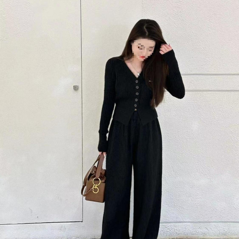 Set tricotat din două piese: cardigan decolat în V și pantaloni largi; lână de miel; mâneci lungi; stil Lolita; primăvara 2025