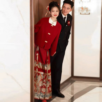 Costum cu fustă din lână, fustă lungă, mâneci lungi — iarna 2024