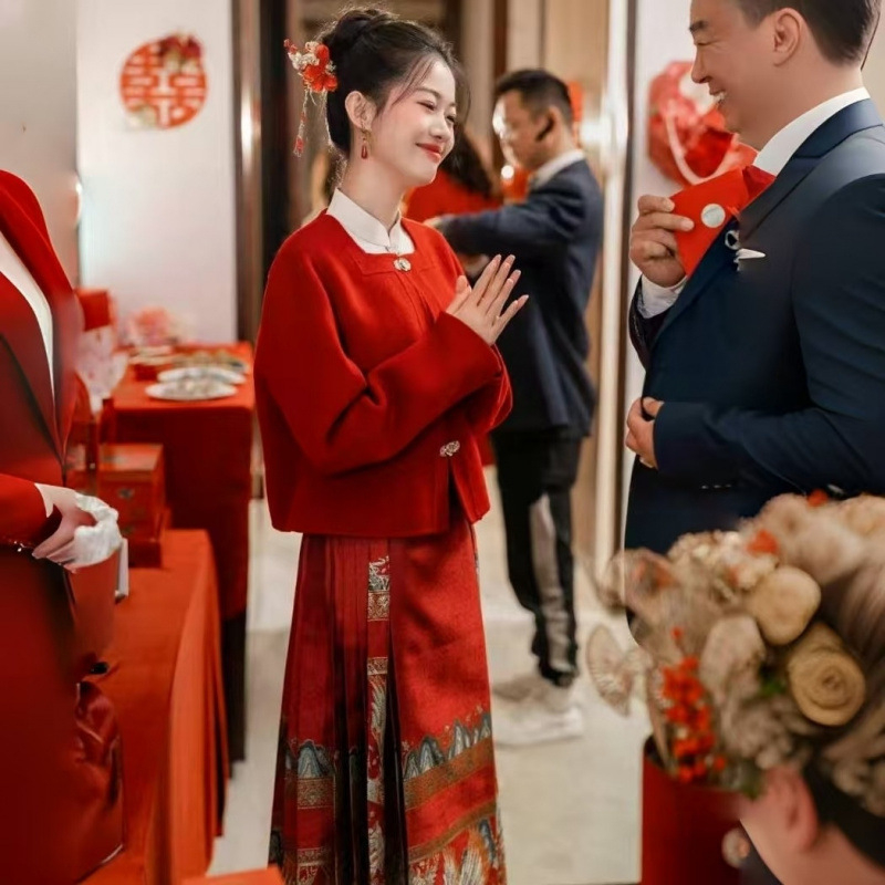 Costum cu fustă din lână, fustă lungă, mâneci lungi — iarna 2024