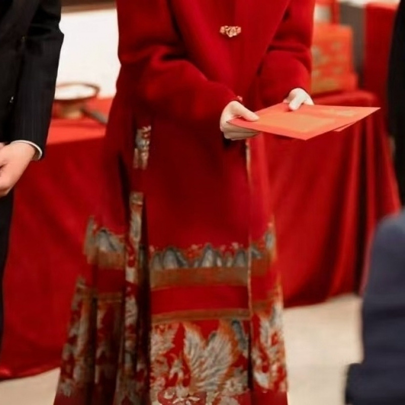 Costum cu fustă din lână, fustă lungă, mâneci lungi — iarna 2024