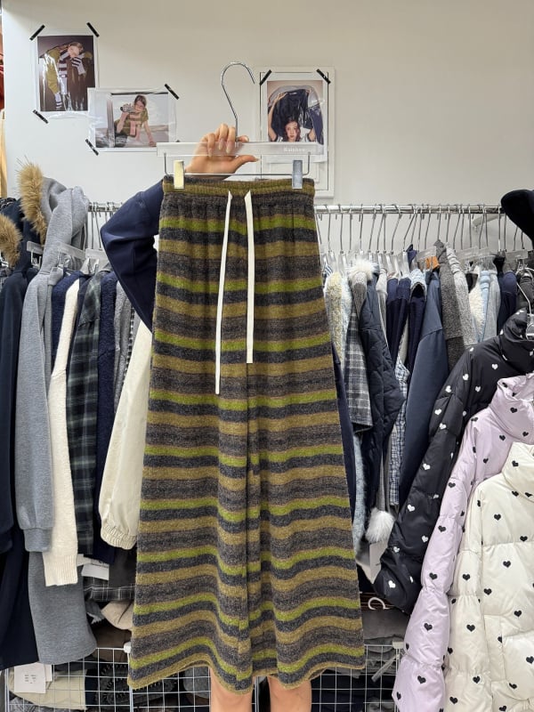 Ženske hlače širokog kroja od poliestera, elastična struka, gusta tkanina, zima 2025 – elegantan gradski stil