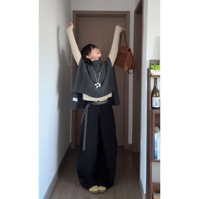 Кежуъл комплект костюм за жени: корейски стил с висока яка и пелерина, дълги ръкави и прави широки панталони — зима 2025