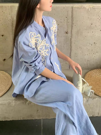 Ленен костюм за жени: риза с бродерия и панталони с висока талия и широки прави крачоли, дълги ръкави, ежедневен стил за пътуване, пролет 2025