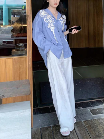 Ленен костюм за жени: риза с бродерия и панталони с висока талия и широки прави крачоли, дълги ръкави, ежедневен стил за пътуване, пролет 2025