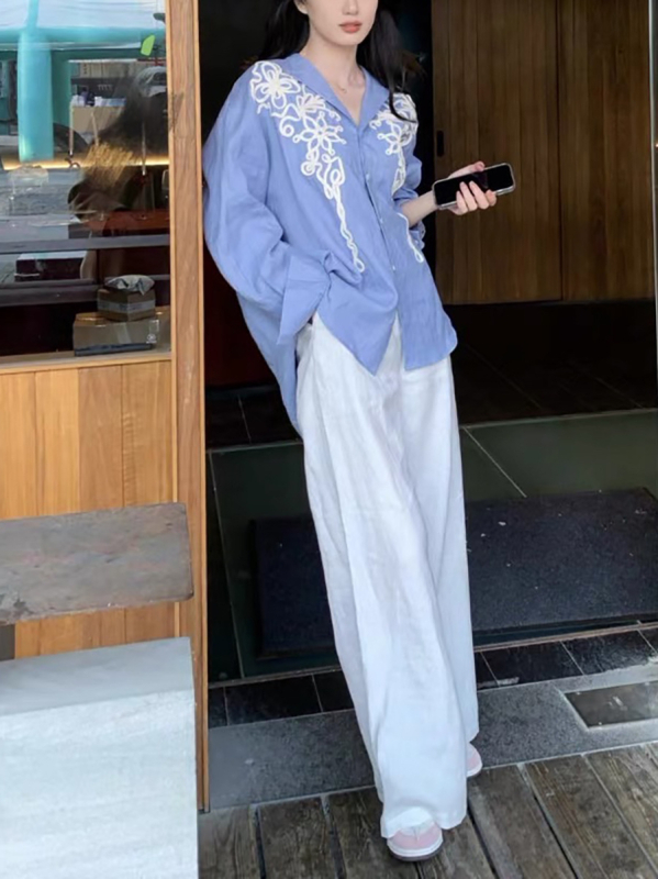 Ленен костюм за жени: риза с бродерия и панталони с висока талия и широки прави крачоли, дълги ръкави, ежедневен стил за пътуване, пролет 2025