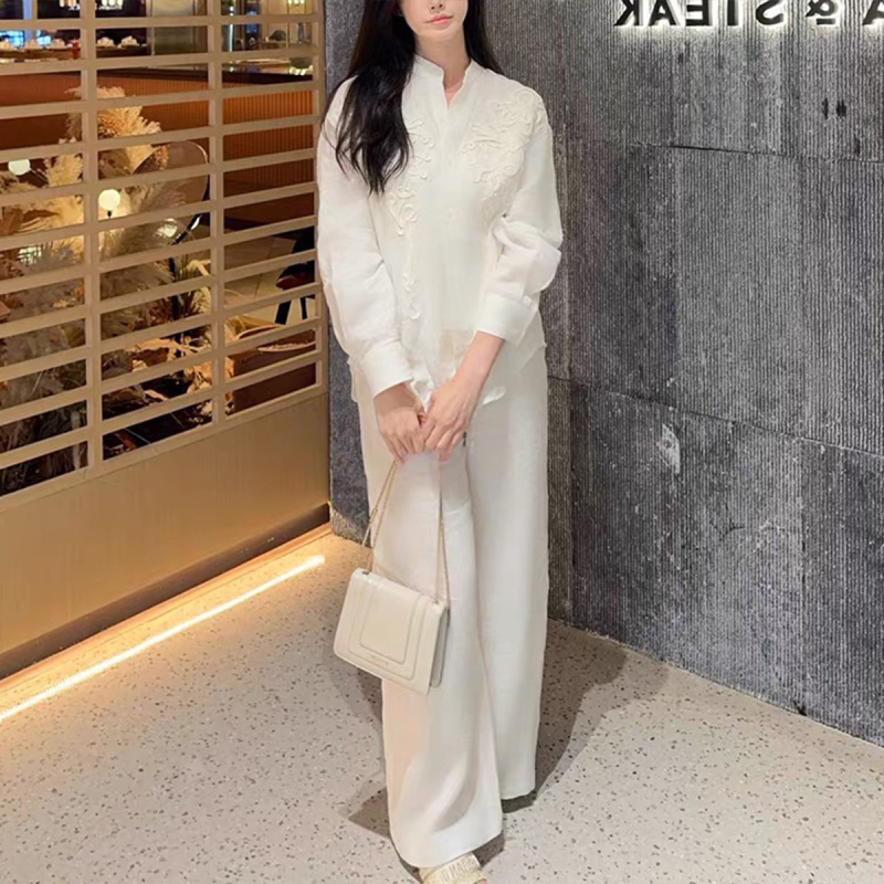 Ленен костюм за жени: риза с бродерия и панталони с висока талия и широки прави крачоли, дълги ръкави, ежедневен стил за пътуване, пролет 2025