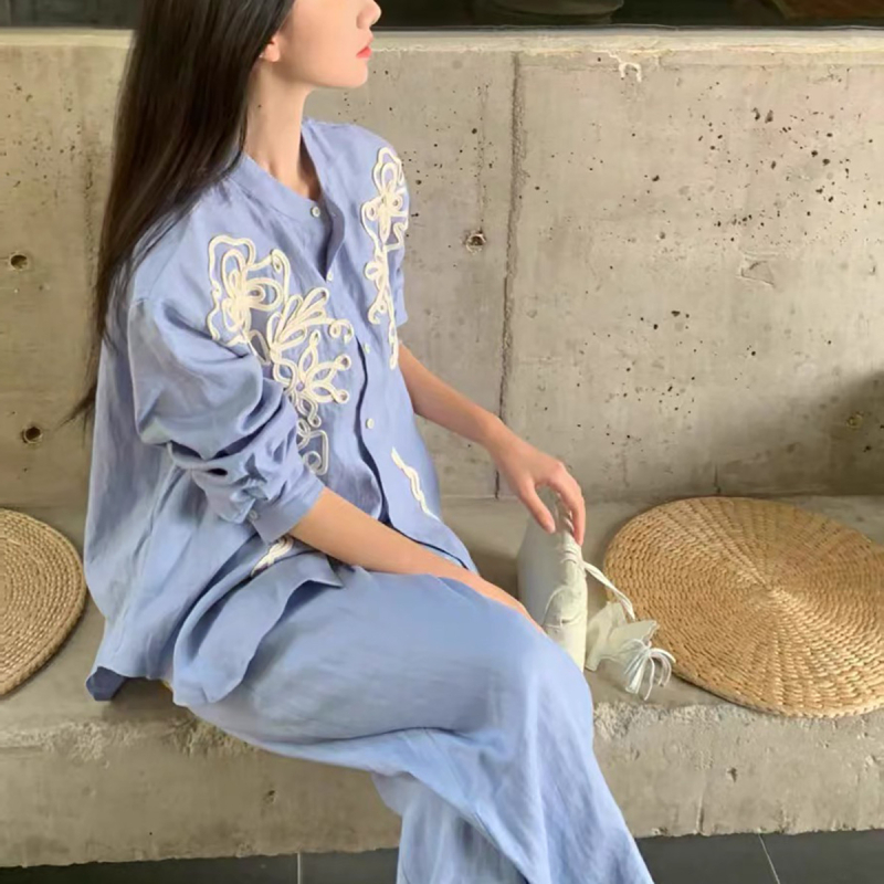 Ленен костюм за жени: риза с бродерия и панталони с висока талия и широки прави крачоли, дълги ръкави, ежедневен стил за пътуване, пролет 2025