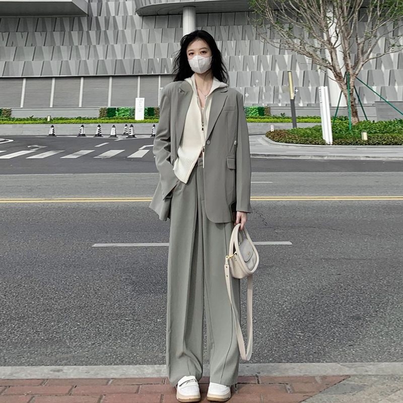 Ženski dvodijelni kostim s blejzerom: Chenille tkanina s 90–95% Spandexa; polo ovratnik; dugi rukavi; rukavi u stilu princeze; jednostruko zatvaranje