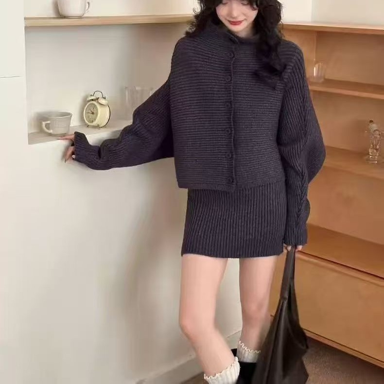 Двусъставен плетен комплект: топ с висока яка и дълги ръкави + пола, 3D модел, зима 2025, акрилно-полиестерова смес