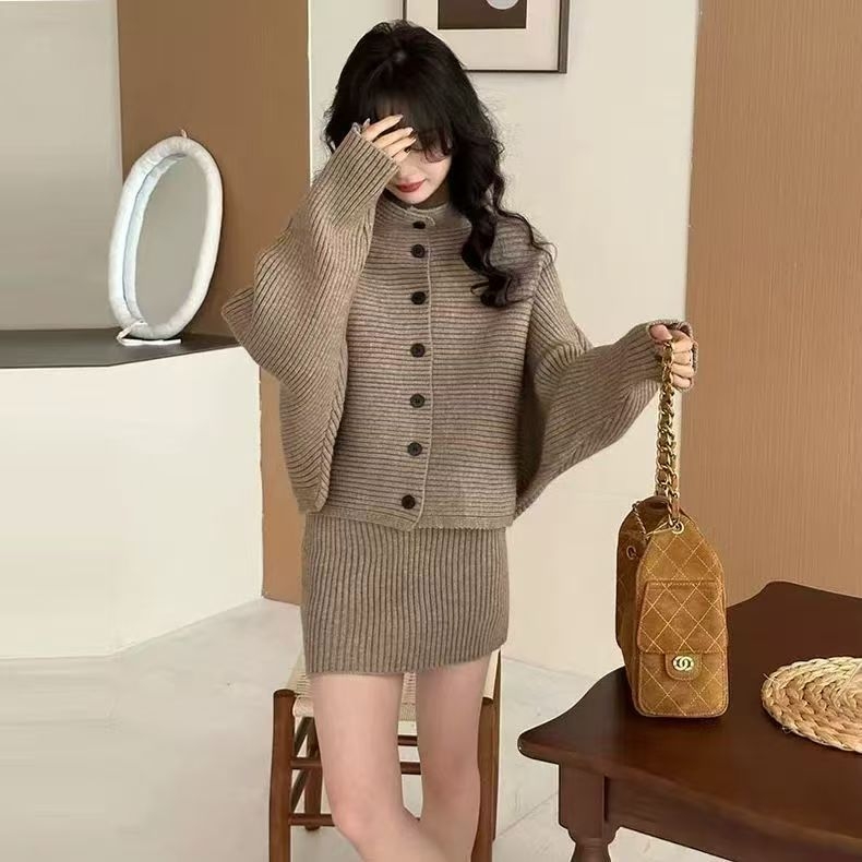 Двусъставен плетен комплект: топ с висока яка и дълги ръкави + пола, 3D модел, зима 2025, акрилно-полиестерова смес