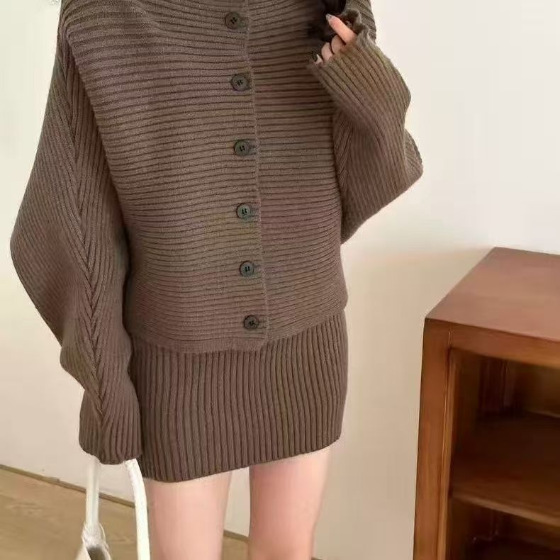 Двусъставен плетен комплект: топ с висока яка и дълги ръкави + пола, 3D модел, зима 2025, акрилно-полиестерова смес