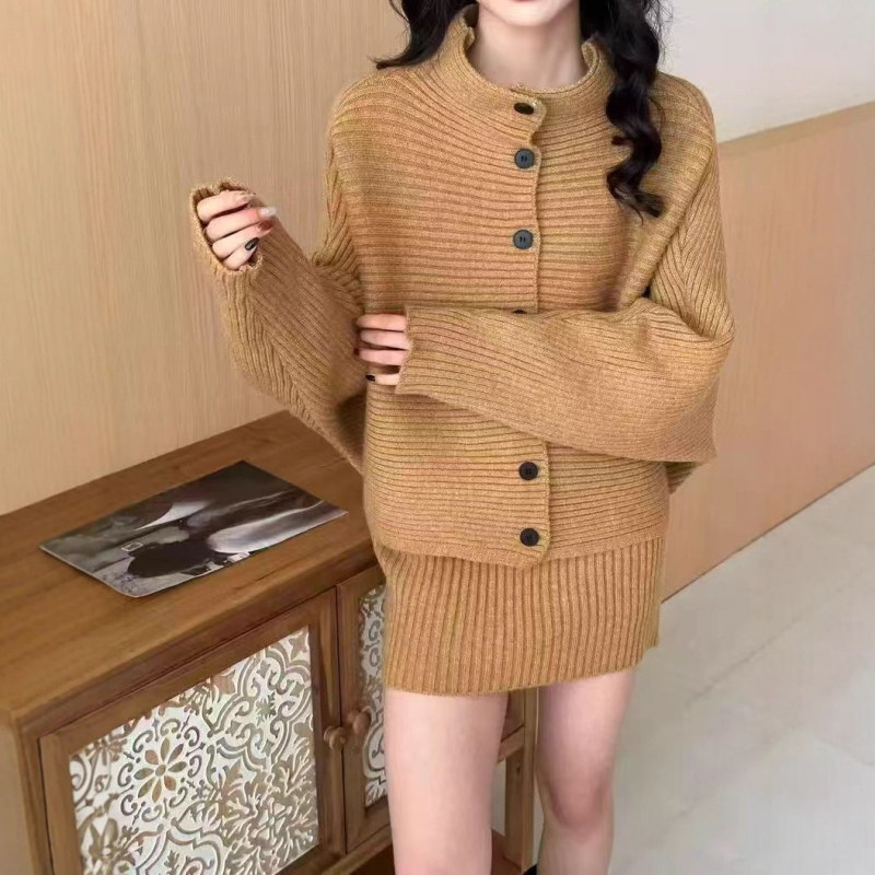 Двусъставен плетен комплект: топ с висока яка и дълги ръкави + пола, 3D модел, зима 2025, акрилно-полиестерова смес