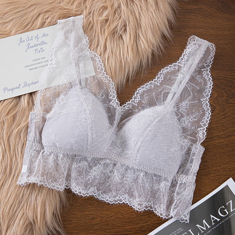 Нейлонов камизол с фиксирани чашки и дантела, с триъгълни чашки, прозрачен мрежест гръб, регулируеми презрамки