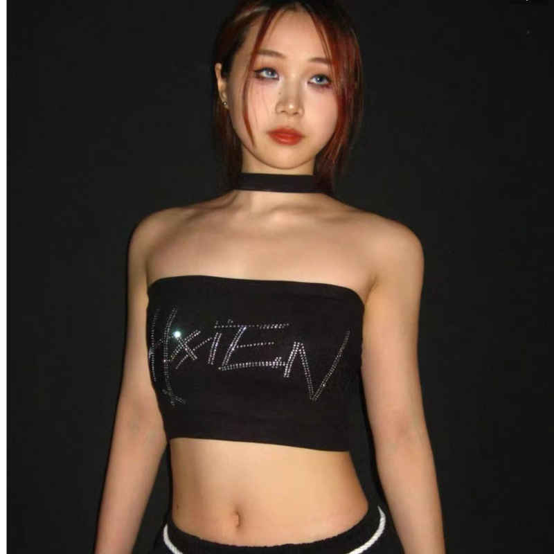 Tube top bez naramenica s kristalnim slovima, uski kroj, jesen 2025