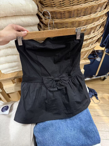 Top bez rukava s mašnicom, uski kroj, duljina 50-65 cm, pamuk mešavina 50-70%, mikroelastičan, naramenice nisu odvojive