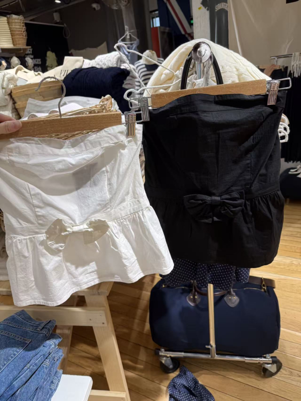 Top bez rukava s mašnicom, uski kroj, duljina 50-65 cm, pamuk mešavina 50-70%, mikroelastičan, naramenice nisu odvojive