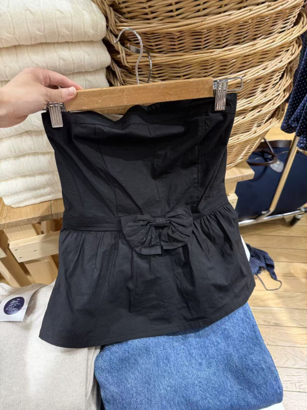 Top bez rukava s mašnicom, uski kroj, duljina 50-65 cm, pamuk mešavina 50-70%, mikroelastičan, naramenice nisu odvojive